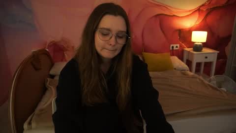 Snapshot of magicpeachhs chatting on 09.30.25 Emily online show from 09.30.25