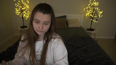 Snapshot of magicpeachhs chatting on 10.03.25 Emily online show from 10.03.25