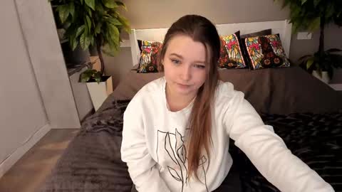 Snapshot of magicpeachhs chatting on 10.09.25 Emily online show from 10.09.25