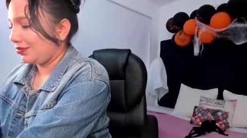 Snapshot of mahra_zoe chatting on 10.22.25 Mahra Zoe online show from 10.22.25