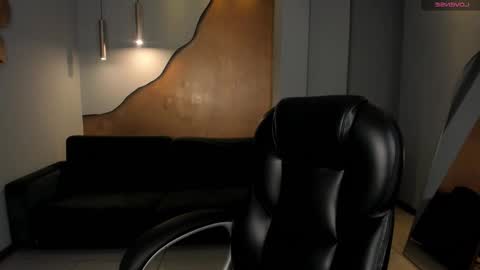 Snapshot of maiacollins chatting on 10.27.25 Maia online show from 10.27.25