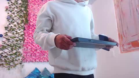 Snapshot of maiky_jeans chatting on 10.27.25 maiky_jeans online show from 10.27.25