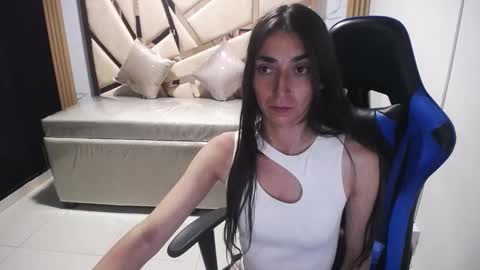 Snapshot of maily_a_ chatting on 10.27.25 Maily online show from 10.27.25