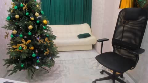 Snapshot of make_love_1 chatting on 12.24.24 Chloe online show from 12.24.24