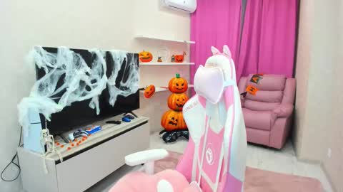 Snapshot of make_love_1 chatting on 10.24.25 Chloe online show from 10.24.25