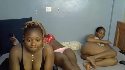 Snapshot of mama_pussie chatting on 10.26.25 mama_pussie online show from 10.26.25