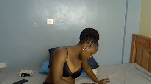 Snapshot of mama_pussie chatting on 11.09.25 mama_pussie online show from 11.09.25