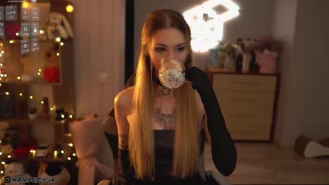 Snapshot of manifreyja chatting on 10.08.25 Amelie online show from 10.08.25