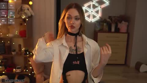 Snapshot of manifreyja chatting on 10.13.25 Amelie online show from 10.13.25