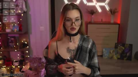 Snapshot of manifreyja chatting on 11.09.25 Amelie online show from 11.09.25