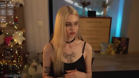 Snapshot of manifreyja chatting on 06.14.26 Amelie online show from 06.14.26