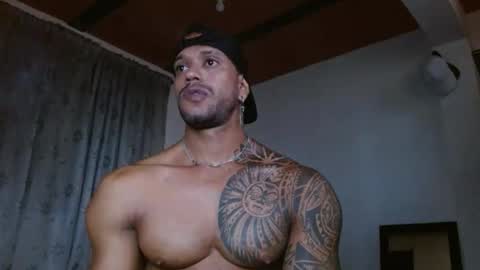 Snapshot of manolofitt chatting on 10.29.25 Manolo online show from 10.29.25