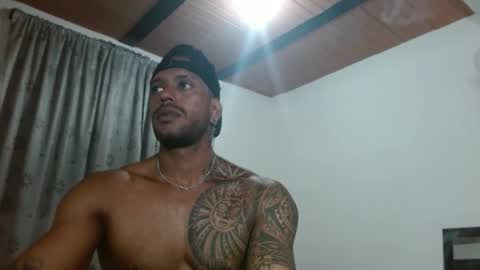 Snapshot of manolofitt chatting on 10.31.25 Manolo online show from 10.31.25