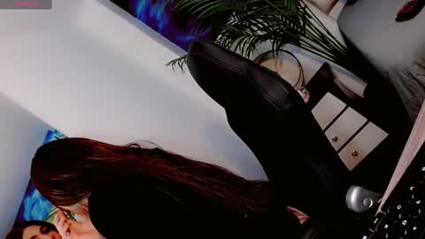 Manuela Kingsley online show from 02.10.25