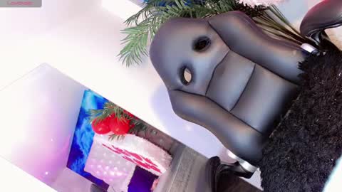 Manuela Kingsley online show from 02.15.25