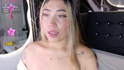 Snapshot of manuelaveelez chatting on 11.11.25 Manuela online show from 11.11.25