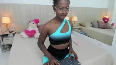 Mara Sinclair online show from 06.12.26