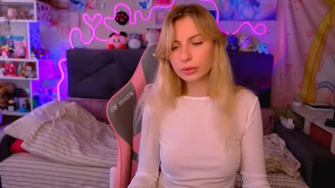 Snapshot of maria_hunt chatting on 10.15.25 Maria online show from 10.15.25