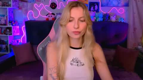 Snapshot of maria_hunt chatting on 10.17.25 Maria online show from 10.17.25