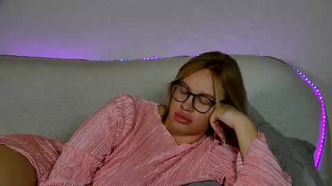 Snapshot of marianeumann chatting on 09.26.25 Maria online show from 09.26.25