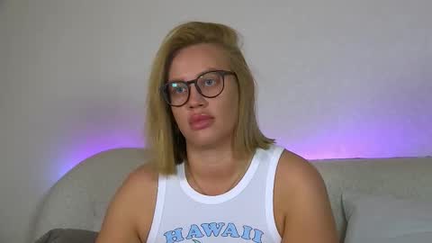 Snapshot of marianeumann chatting on 10.05.25 Maria online show from 10.05.25