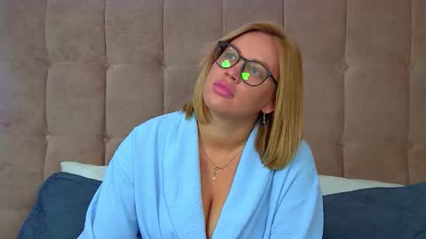 Snapshot of marianeumann chatting on 10.09.25 Maria online show from 10.09.25