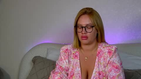 Snapshot of marianeumann chatting on 10.18.25 Maria online show from 10.18.25