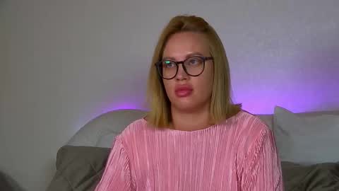 Snapshot of marianeumann chatting on 10.19.25 Maria online show from 10.19.25