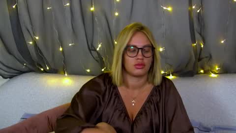 Snapshot of marianeumann chatting on 10.24.25 Maria online show from 10.24.25