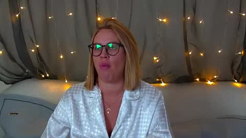 Snapshot of marianeumann chatting on 10.26.25 Maria online show from 10.26.25