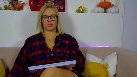 Snapshot of marianeumann chatting on 11.02.25 Maria online show from 11.02.25