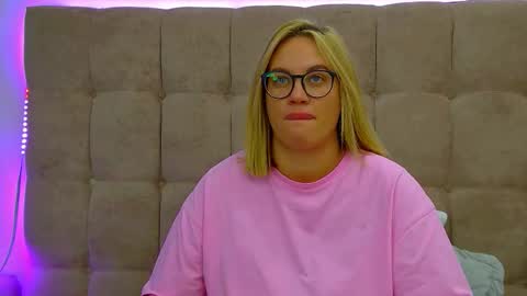 Snapshot of marianeumann chatting on 11.12.25 Maria online show from 11.12.25