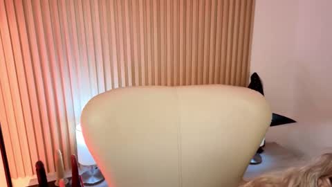 Snapshot of marianl0ve chatting on 10.18.25 Marian Love online show from 10.18.25