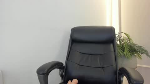 Snapshot of mariapettit chatting on 12.15.24 Maria Pettit online show from 12.15.24