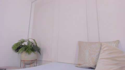 Snapshot of mariapettit chatting on 12.15.24 Maria Pettit online show from 12.15.24