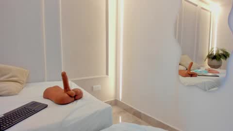 Snapshot of mariapettit chatting on 12.29.24 Maria Pettit online show from 12.29.24