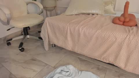 Snapshot of mariapettit chatting on 01.08.25 Maria Pettit online show from 01.08.25