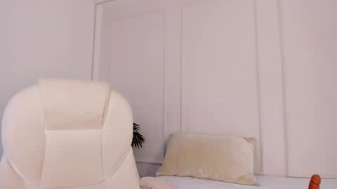 Snapshot of mariapettit chatting on 02.01.25 Maria Pettit online show from 02.01.25