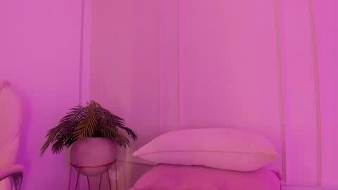 Snapshot of mariapettit chatting on 02.07.25 Maria Pettit online show from 02.07.25