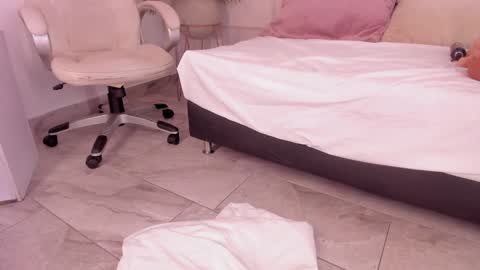 Snapshot of mariapettit chatting on 02.08.25 Maria Pettit online show from 02.08.25