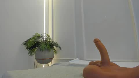 Snapshot of mariapettit chatting on 02.23.25 Maria Pettit online show from 02.23.25