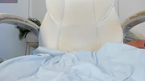 Snapshot of mariapettit chatting on 02.25.25 Maria Pettit online show from 02.25.25