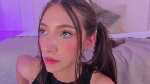 Snapshot of mariapettit chatting on 03.11.25 Maria Pettit online show from 03.11.25