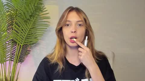 Snapshot of maribett chatting on 10.22.25 Masha online show from 10.22.25