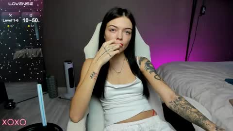 Snapshot of mariella__adams chatting on 10.17.25 Maria online show from 10.17.25