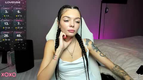 Snapshot of mariella__adams chatting on 10.28.25 Maria online show from 10.28.25