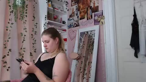 Snapshot of marigoldrue chatting on 06.25.26 marigoldrue online show from 06.25.26