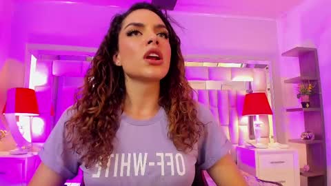 Snapshot of mariiahneedles chatting on 10.21.25 mariiahneedles online show from 10.21.25