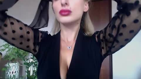 Snapshot of marilyndevilish chatting on 10.16.25 MarilynDevilish online show from 10.16.25