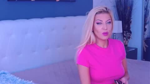 Snapshot of marimais chatting on 09.22.25 Mary Mais online show from 09.22.25